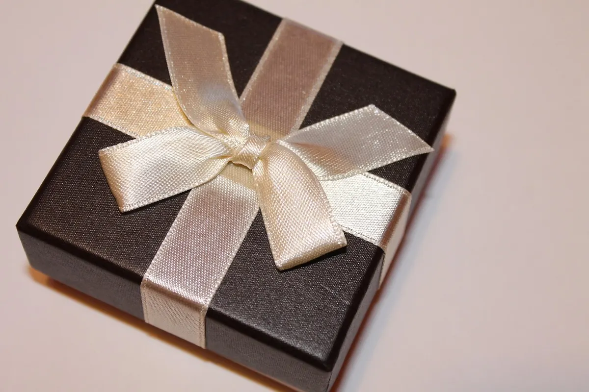 Opal Gift Guide: Choosing a Pendant, Ring or Earrings for Christmas
